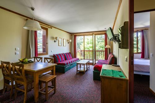 a living room with a table and a dining room at Carpe Diem à L'Alpaga - Centre station in La Salle Les Alpes