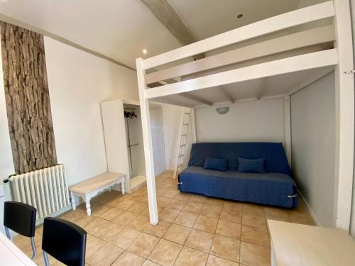 - une chambre avec un lit bleu et une mezzanine dans l'établissement Studio avec jardin privatif au calme place de parking, à Hyères