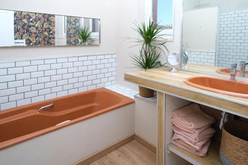 une salle de bain avec une baignoire et un lavabo dans l'établissement l'annexe, à Dives-sur-Mer