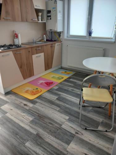 a kitchen with a kitchen floor with a table and chairs at Dana Studio in Tulcea