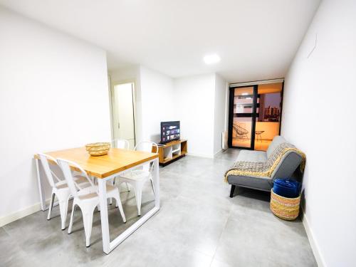 uma sala de jantar com mesa e cadeiras em Tu lugar en Córdoba - Departamento Premium em Córdoba