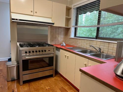 Η κουζίνα ή μικρή κουζίνα στο Central Sunbury home with top-hill views, high speed NBN and Netflix ready