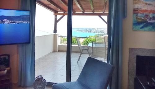 - un salon avec vue sur un balcon dans l'établissement Casa al mar, à Galaxidi