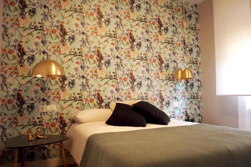 a bedroom with a bed with a floral wallpaper at Habitación de Matrimonio - Apartamento in Estella