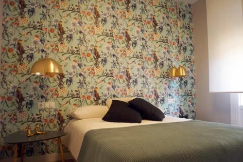 a bedroom with a bed with a floral wallpaper at Habitación de Matrimonio - Apartamento in Estella