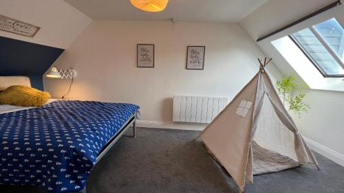 1 dormitorio con 1 cama y 1 tienda. en Westgate Garden riverside en Canterbury