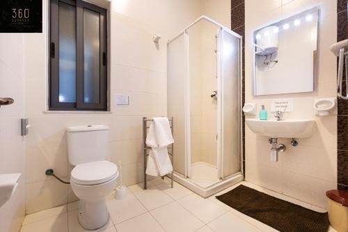 Koupelna v ubytování Spacious PV Apt close to clubs & schools with WIFI by 360 Estates