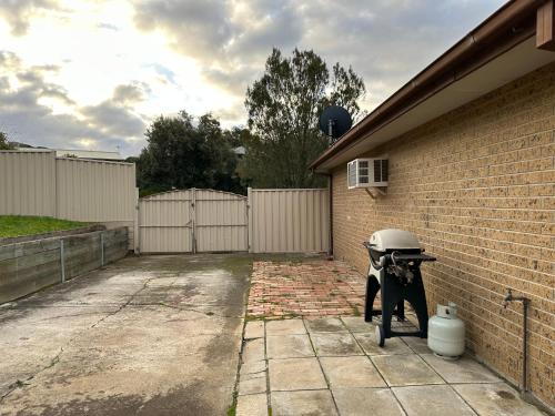 Φωτογραφία από το άλμπουμ του Central Sunbury home with top-hill views, high speed NBN and Netflix ready σε Sunbury