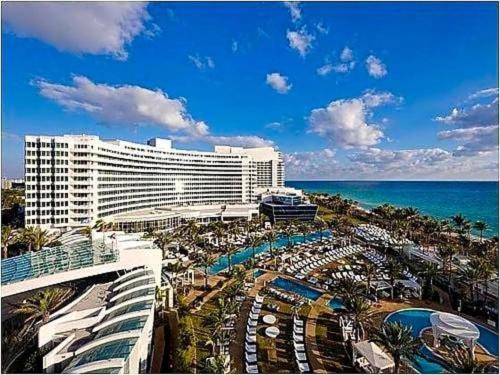 A view of the pool at Fontainebleau #1 Luxury Relax or nearby