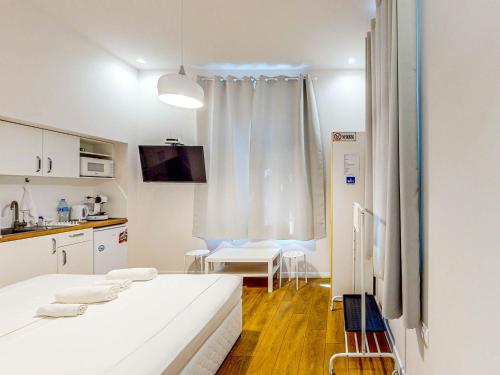 Habitación blanca con cama y cocina en Markoni 2, en Burgas