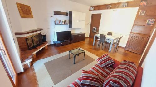 ein Wohnzimmer mit einem Sofa und einem Tisch in der Unterkunft Casa PERLA panoramica 300m dal centro in Tagliacozzo