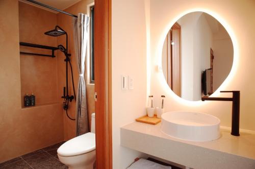 bagno con lavandino e specchio di Big Nose Inn a Città Vecchia di Hengchun