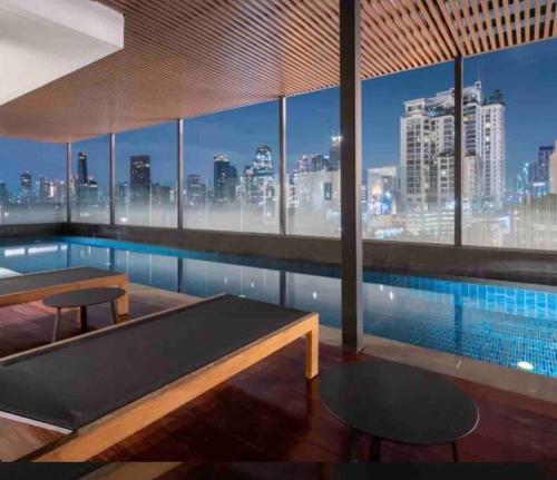 曼谷的住宿－2 Bedrooms, 300 metres BTS Ekkamai,Sukhumvit，享有城市天际线景致的游泳池