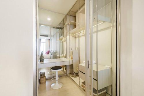 曼谷的住宿－2 Bedrooms, 300 metres BTS Ekkamai,Sukhumvit，一间带水槽和镜子的浴室