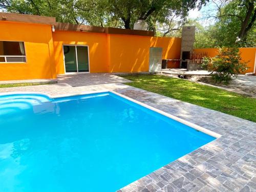 - une piscine en face d'une maison dans l'établissement Casa Vergel Hotel Boutique, à Lamadrid