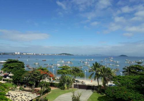 vistas a un puerto con barcos en el agua en Hotel Maricá, en Penha