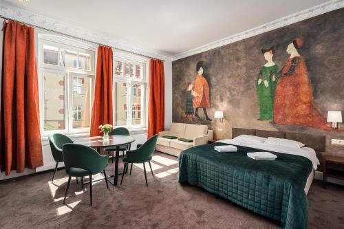 ソポトにあるSo in Sopot Apartmentsのベッドルーム1室(ベッド1台、テーブル、椅子付)