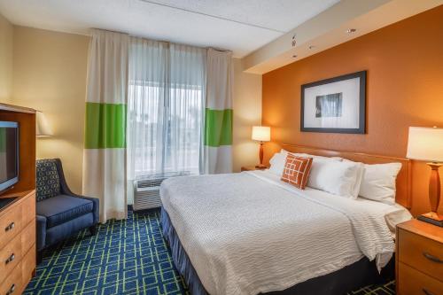 Habitación de hotel con cama y TV en Fairfield Inn and Suites Jacksonville Beach, en Jacksonville Beach