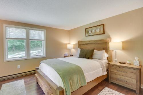 ein Schlafzimmer mit einem großen Bett und zwei Fenstern in der Unterkunft Wintergreen Resort Vacation Rental with Balcony! in Mount Torry Furnace
