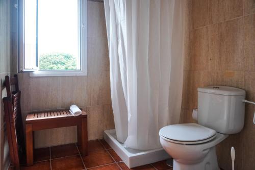 a bathroom with a toilet and a window at Cozy Apartment in La Laguna in La Laguna