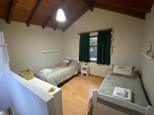 ein Schlafzimmer mit zwei Betten in einem Zimmer in der Unterkunft Patagonia Ali in San Carlos de Bariloche