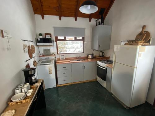 eine Küche mit einem weißen Kühlschrank und einer Spüle in der Unterkunft Patagonia Ali in San Carlos de Bariloche