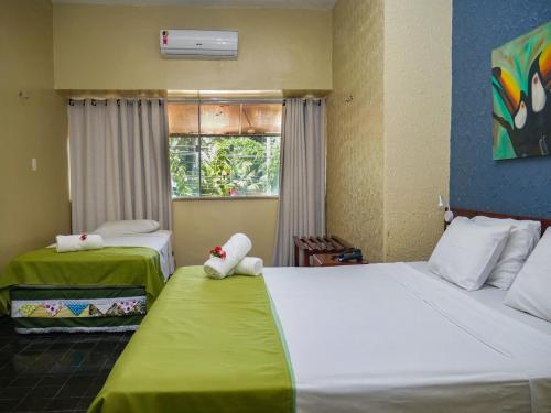 sypialnia z dwoma łóżkami z wypchanymi zwierzętami w obiekcie Marbello Ariau Hotel w mieście Fortaleza