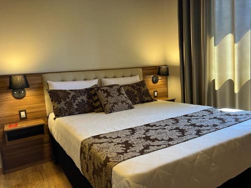 um quarto com uma cama grande num quarto em Pousada Serra Geral em Cambará
