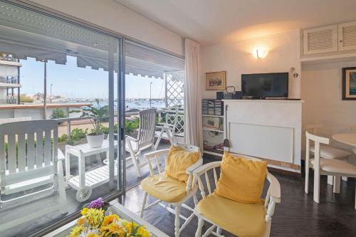 a living room with a balcony with a table and chairs at Oceana Suites Remanso in Punta del Este