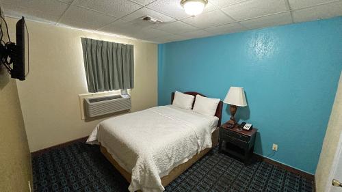 Postel nebo postele na pokoji v ubytování Extended Stay Motel - Snyder