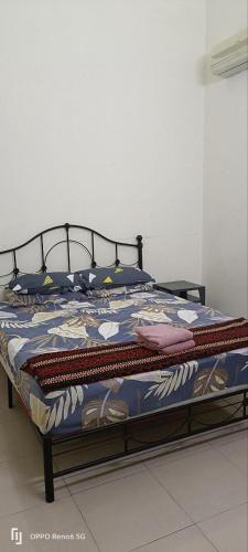 łóżko z kolorowym kocem w pokoju w obiekcie RWA Segamat homestay w mieście Segamat