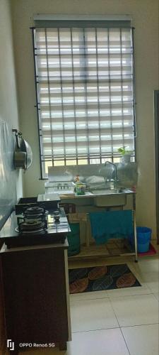 kuchnia ze zlewem i oknem w obiekcie RWA Segamat homestay w mieście Segamat