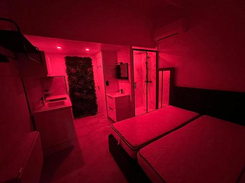 カップ・ダグドにあるLe Studio 78の赤い部屋(ベッド1台、冷蔵庫付)