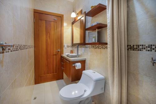 a bathroom with a toilet and a sink at Beso del Sol in Santa Marianita