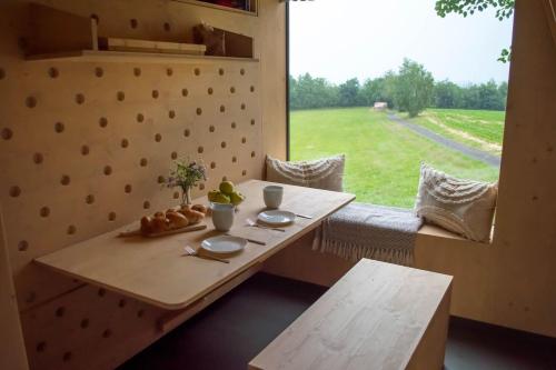 um quarto com uma mesa e uma grande janela em Posed Vojtěch 