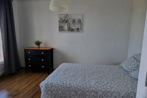 1 dormitorio con 1 cama, vestidor y una foto en Super appartement, à proximité de la gare SNCF, en Aviñón