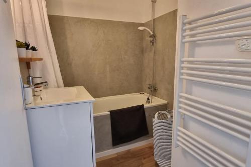 y baño con bañera, lavamanos y ducha. en Super appartement, à proximité de la gare SNCF, en Aviñón