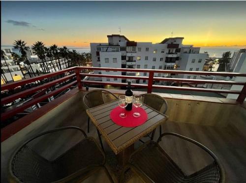 a table and chairs on a balcony with a view of the ocean at Apartamento céntrico de estilo nórdico in Adeje