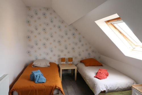 Un pat sau paturi într-o cameră la Maison avec terrasses à 300m de la mer Juno Beach