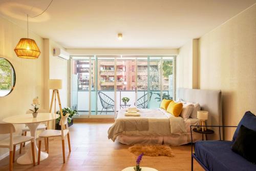 布宜諾斯艾利斯的住宿－Fliphaus Be Libertador - Lux 3 Pax Loft 10-3，一间卧室设有一张床和一个大窗户