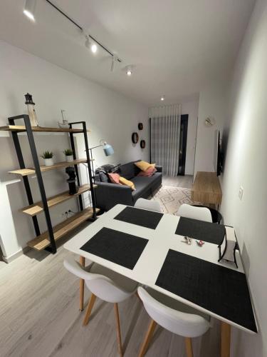 salon ze stołem i kanapą w obiekcie Mar Menor Elisa Apartment w mieście Santiago de la Ribera