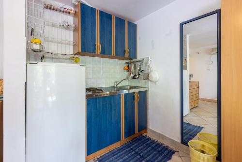 una cocina con armarios azules y fregadero en Vila Bohemia, en Dramalj