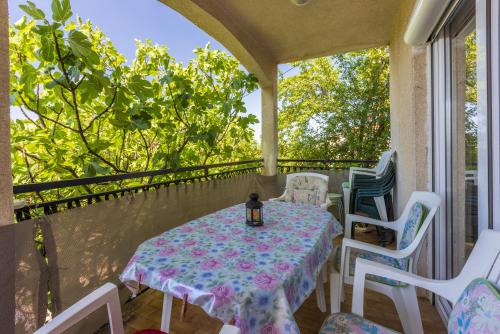 porche con mesa y sillas en el balcón en Vila Bohemia, en Dramalj