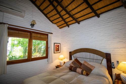 Postel nebo postele na pokoji v ubytování Espectacular chalet con piscina en Playa Grande.