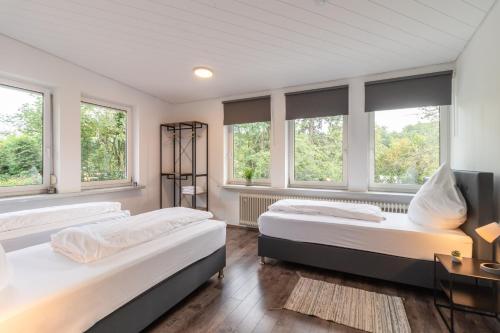 Ліжко або ліжка в номері Berghof Wörner 2 Wohnungen für bis zu 20 Personen mit Balkon I Terrasse I 4 Bäder I NETFLIX I Ruhig und gemütlich wohnen