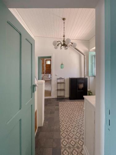 a hallway with a door and a living room at Casa Luis Pato in Óis do Bairro