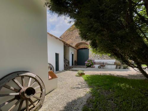 a view of the entrance of a building with a cannon at Casa Luis Pato in Óis do Bairro