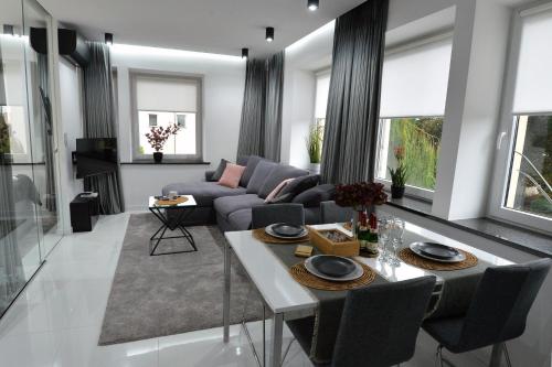 uma sala de estar com um sofá e uma mesa em Grey 5 Zgorzelec - Görlitz em Zgorzelec