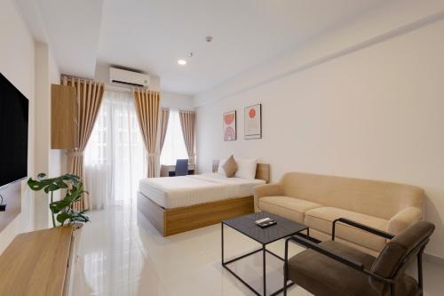 ein Wohnzimmer mit einem Bett und einem Sofa in der Unterkunft SMILE HOME - SOHO COMFORTABLE - BEST LOCATION district 1 in Ho-Chi-Minh-Stadt