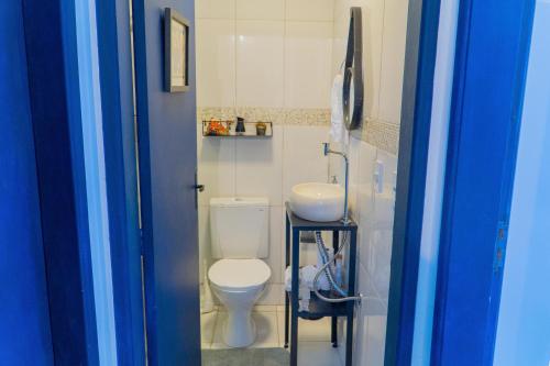 a small bathroom with a toilet and a sink at apartamento vista mar 2 quartos estacionamento gratis Netflix e self check in in Maceió
